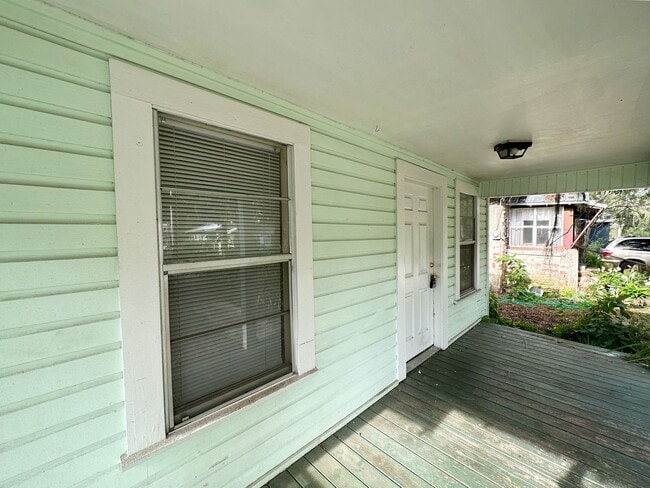 Building Photo - Cozy 2 Bedroom, 1 Bathroom House