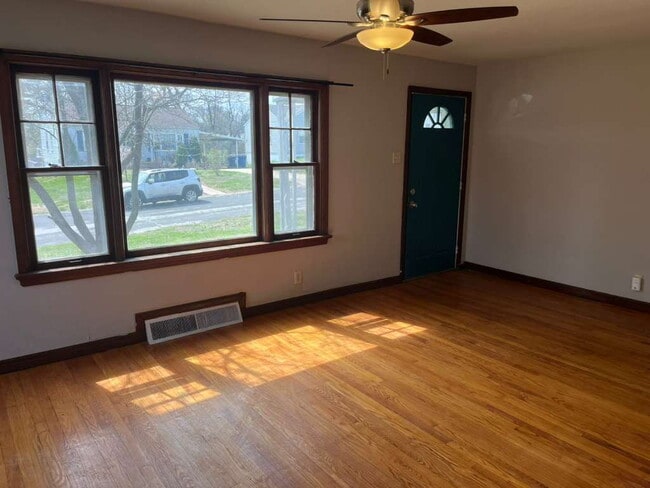 Foto del edificio - 9813 Lullaby Ln