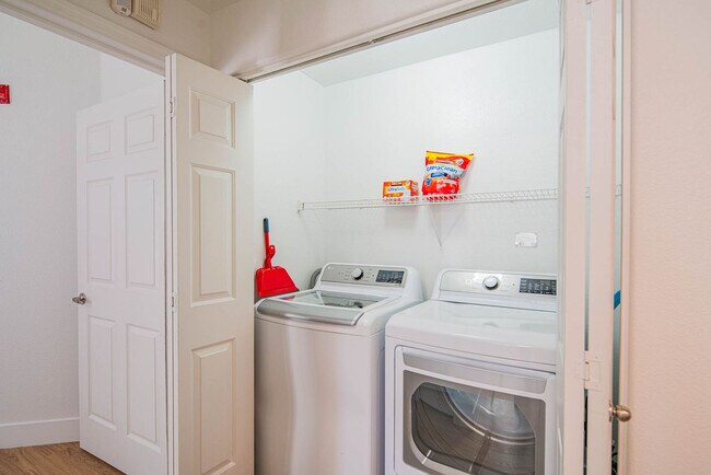 Foto del edificio - 7455 N 95th Ave