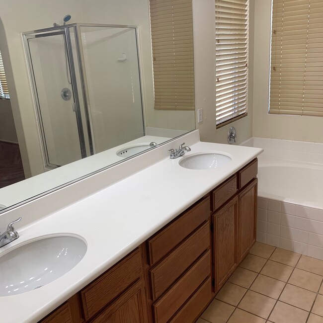 Building Photo - 4 BEDROOM VICTORVILLE HOME