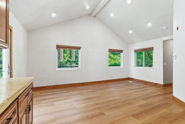 Building Photo - Stunning Fully Renovated 2 Bedroom, 1 Bath...