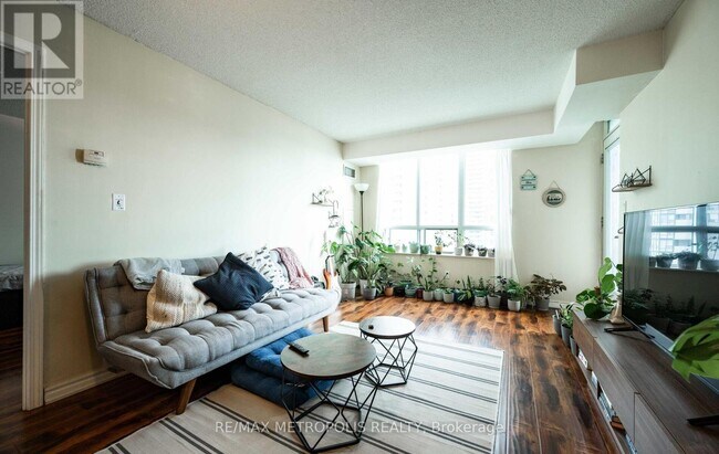 Photo du bâtiment - 335 Rathburn Rd W