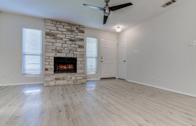 Foto del edificio - 12302 Deer Falls Dr