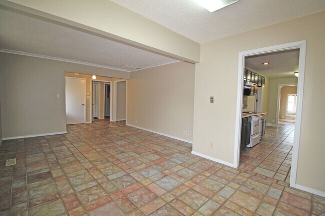 Foto del edificio - COMING SOON: Spacious 4 Bedroom in South Tulsa
