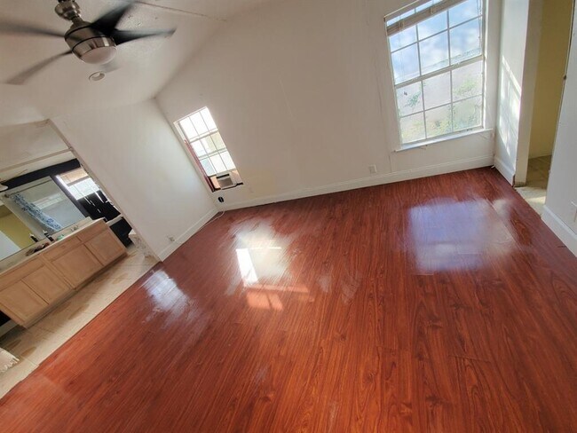 Foto del edificio - 15107 Pearce Ln