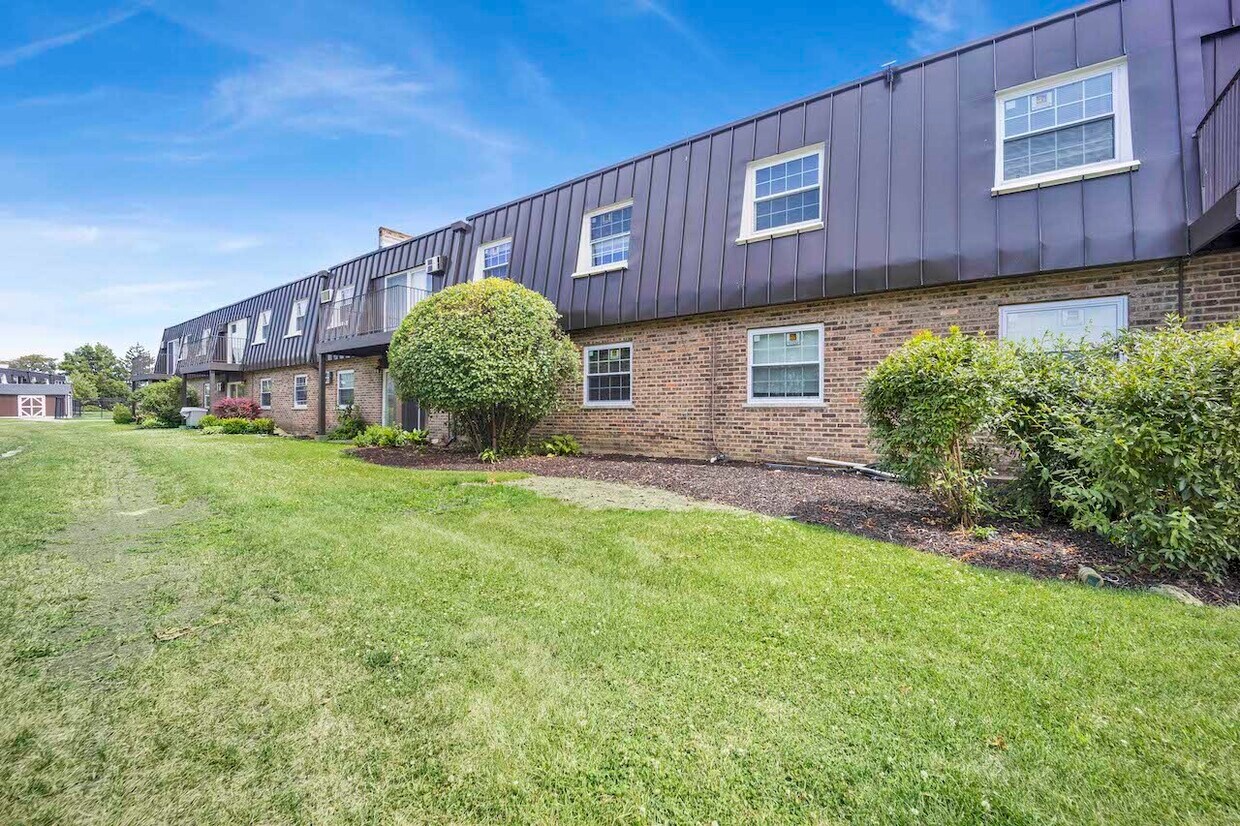 Primary Photo - 7S065 W Suffield Ct