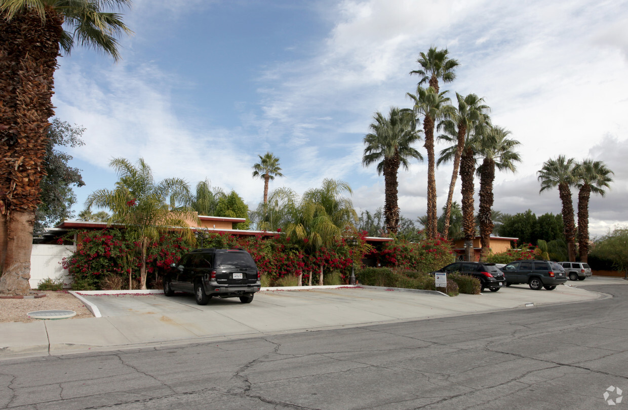 Building Photo - 2980 E Ranchero Dr