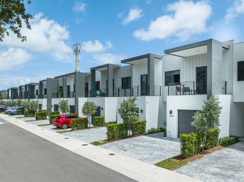 Foto principal - 6864 SW 80th St