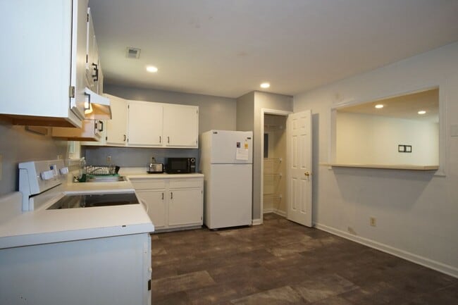 Building Photo - 4 bed/2 1/2 Bath. Undergrad. Pet Friendly