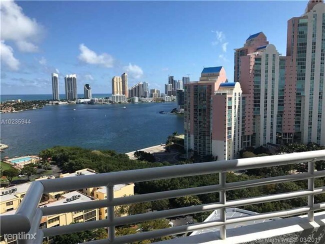 Foto del edificio - 3300 NE 192nd St