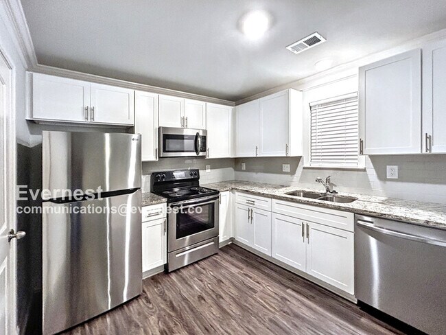 Foto del edificio - 3 Bed/2.5 Bath Home with Garage / Pet-Friendly / Coming Soon!