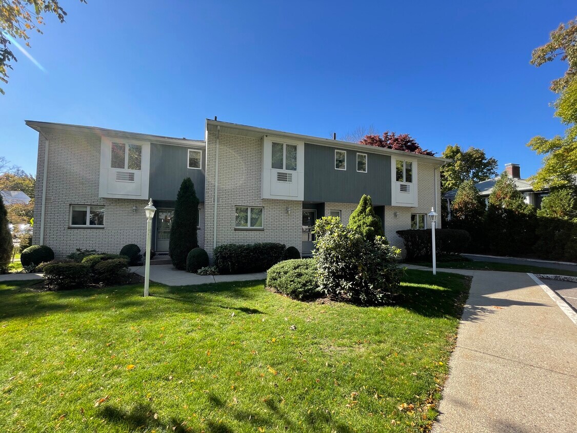 1019 W Roxbury Pky, Chestnut Hill, MA 02467 Townhome Rentals in