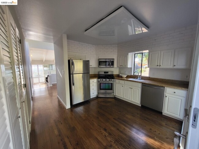 Building Photo - 10 Sereno Cir