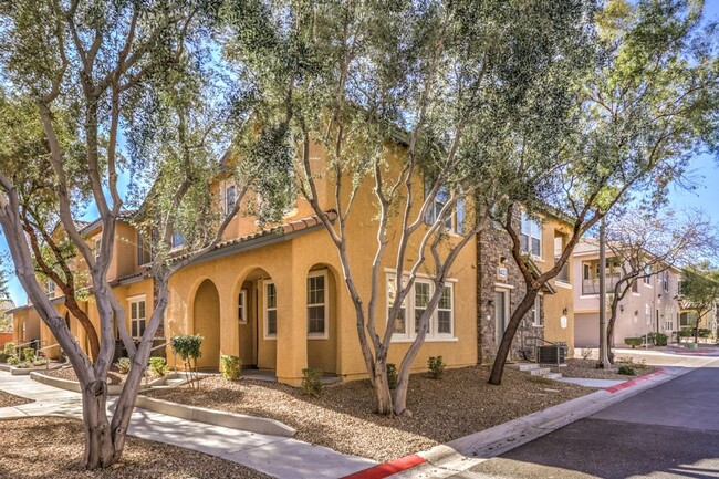 Building Photo - Beautiful  Townhome in the Southwest Area