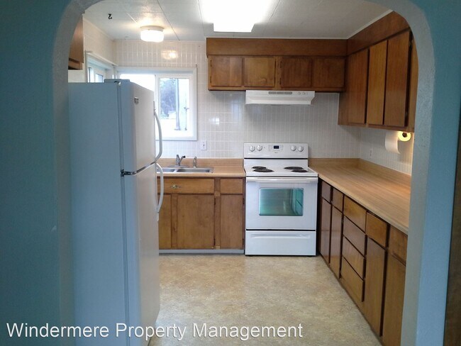 Building Photo - 3 br, 1 bath House - 888 E. Kelly Road #A
