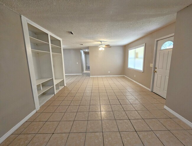 Foto del edificio - 6301 Breezewood St