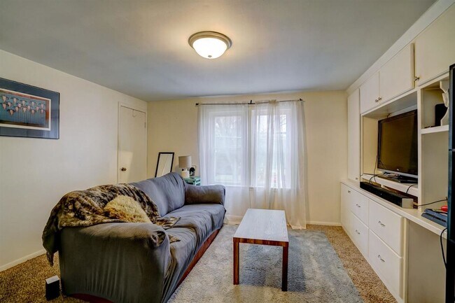 Foto del edificio - 7003 Elmwood Ave