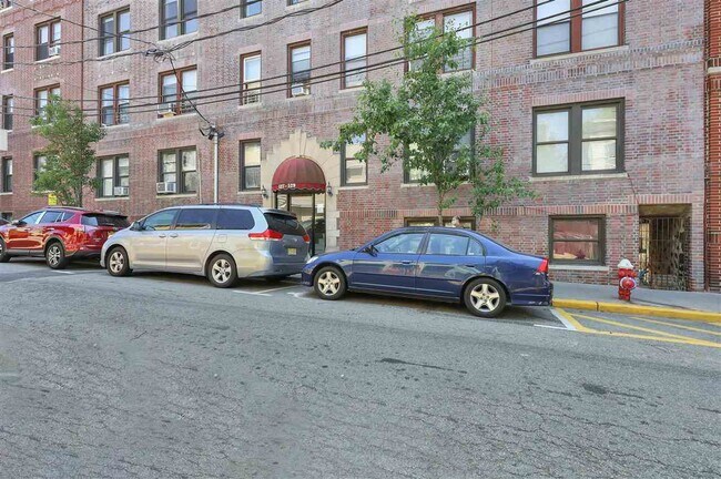 Building Photo - 527-529-529 34th St
