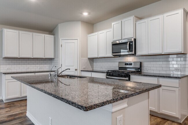 Foto del edificio - Beautiful 4- Bedroom One Story Home in Riv...