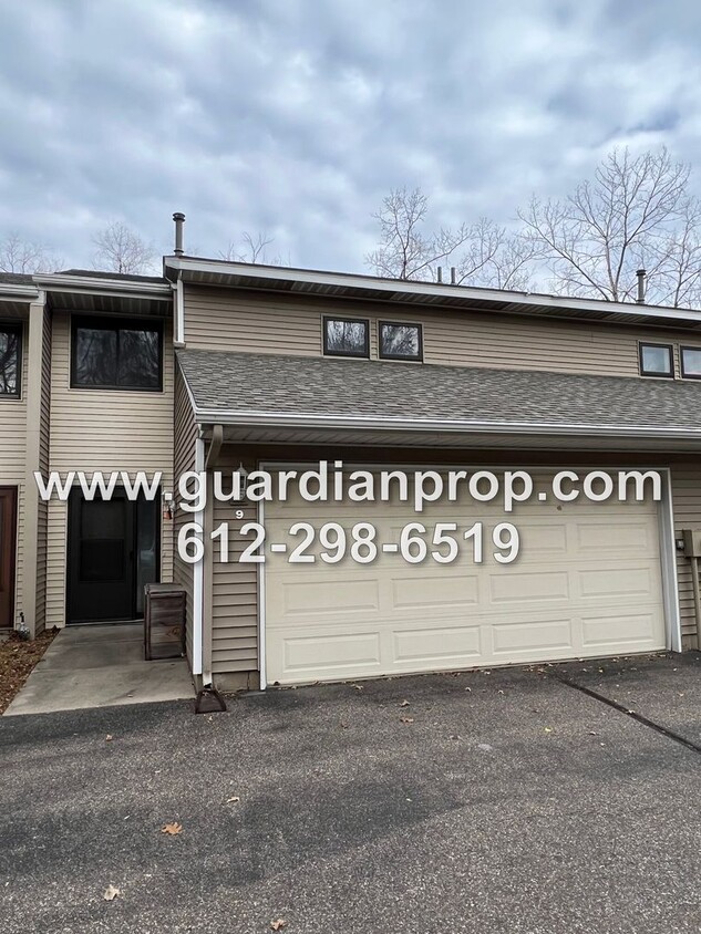 Foto principal - Split Level Townhouse Available May 1st on...