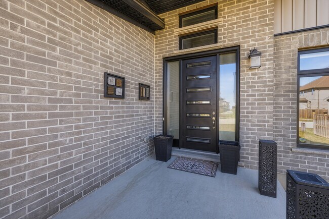 Photo du bâtiment - 1615 Sandridge Ln