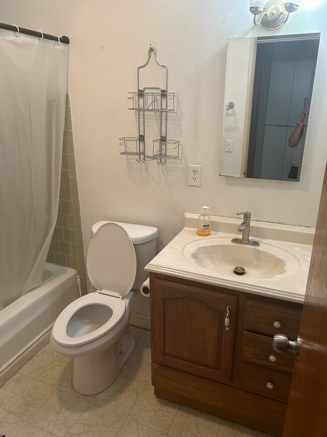 Building Photo - 3217 Knoll Way