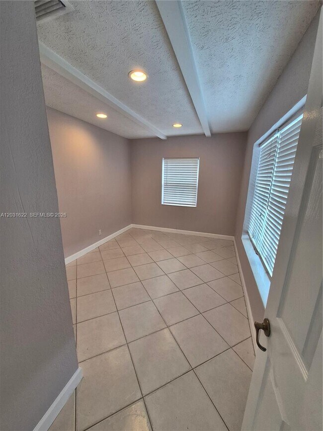 Foto del edificio - 5653 Coconut Rd