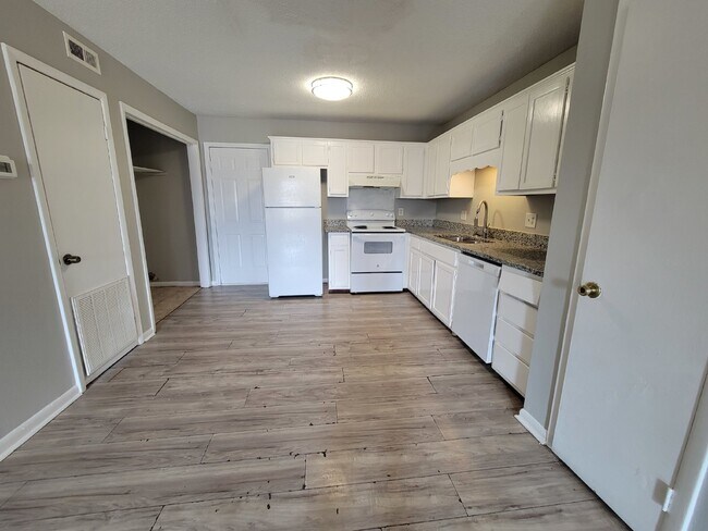 Foto del edificio - 2 Bedroom Apartment with Modern Amenities in Decatur, AL!