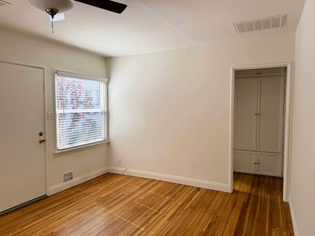 Side space in living room perfect for a desk, reading area, etc. - 839 21st St