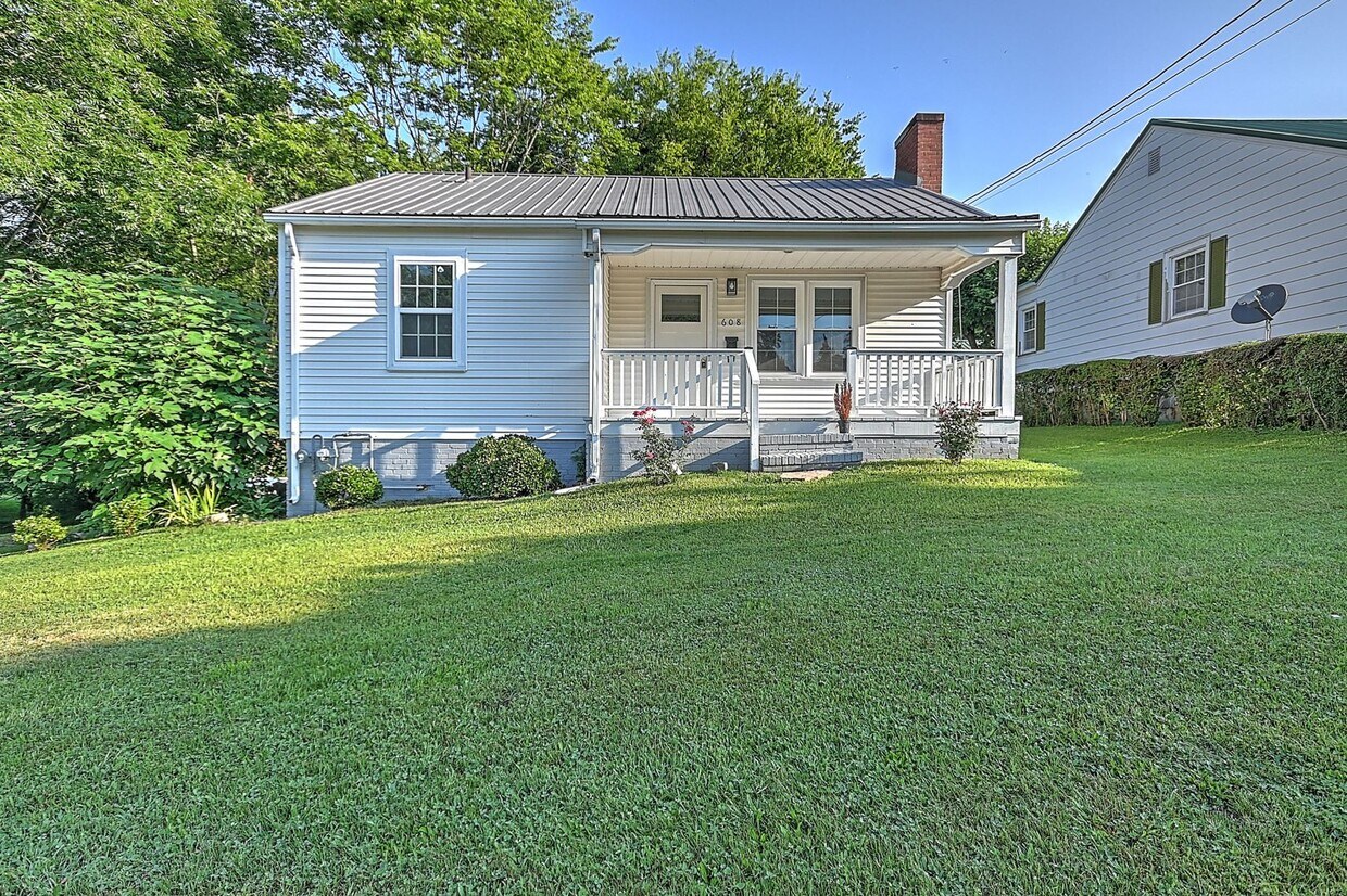 Primary Photo - 608 Forest St