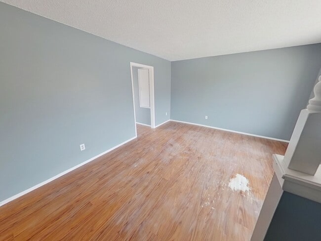 Building Photo - 608 Richmond N