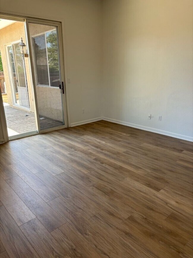 Foto del edificio - Single Story Home in Roseville on a Corner...