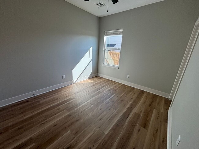 Building Photo - 1823/25 Hickory Creek