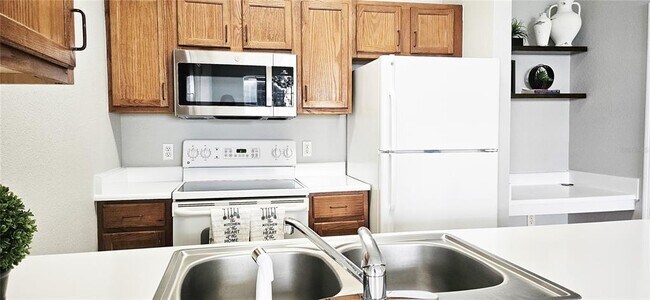 Building Photo - 8103 Lillies Way