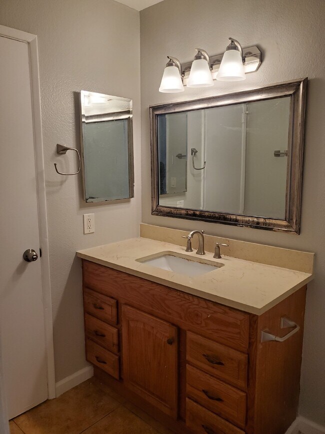 Building Photo - **Charming 2 Bedroom/1 Bathroom Apartment ...