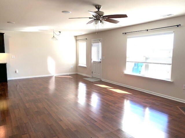 Building Photo - 2516 Averon Dr