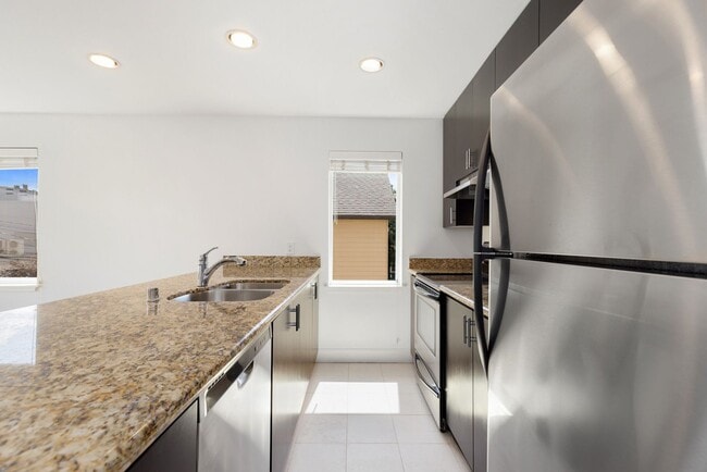Building Photo - Admiral District 1 Bedroom Condo with Laun...