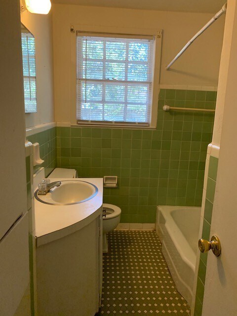 Building Photo - 3BD/1B home walking distance to VSU.