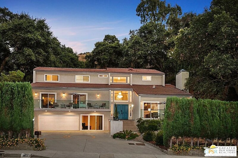 Foto principal - 1456 1/2 E Chevy Chase Dr