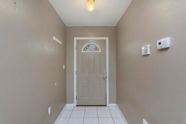 Building Photo - 14 Flora Cove