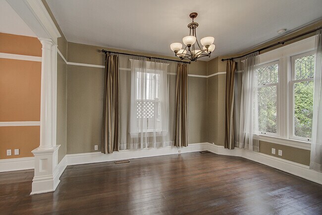 Building Photo - Great Queen Anne house located on the top of the hill 3bd 1.5 bath