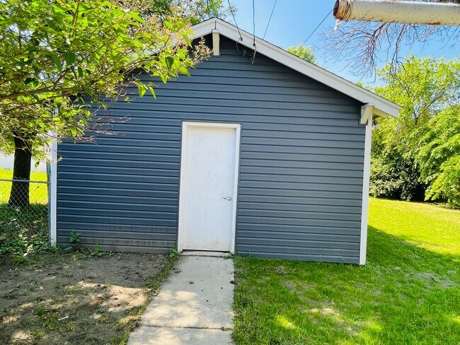 Building Photo - 3 bedroom house - Pet Friendly, Garage, Fe...