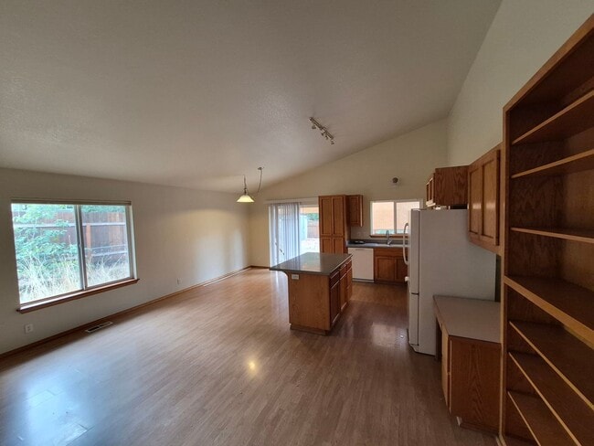 Building Photo - 3BR/2BA NE Bend Home