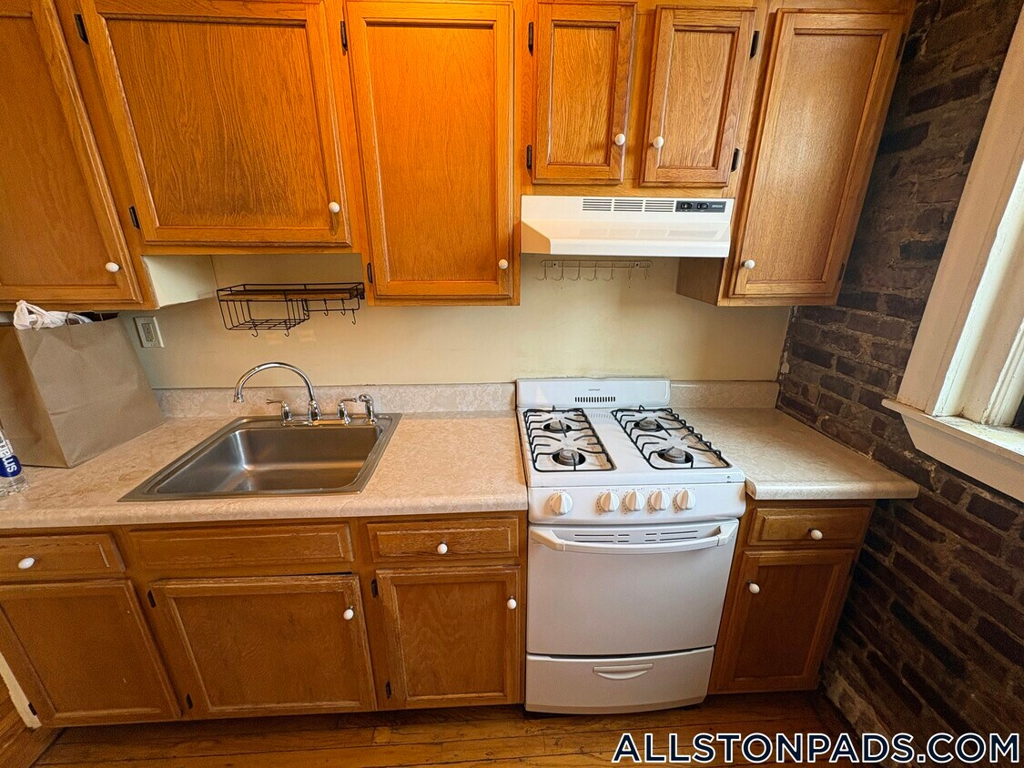 Primary Photo - 39 Glenville Ave
