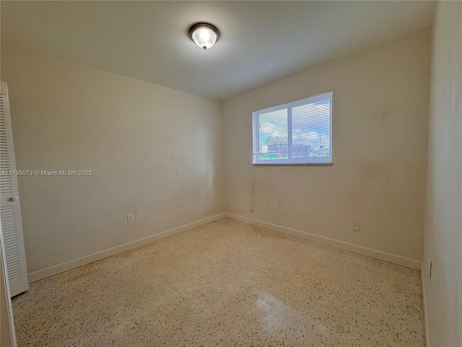 Foto del edificio - 628 W 17th St
