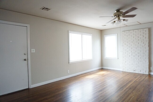 Building Photo - Move In Ready! Cute 3 Bedroom 2 Full Baths!