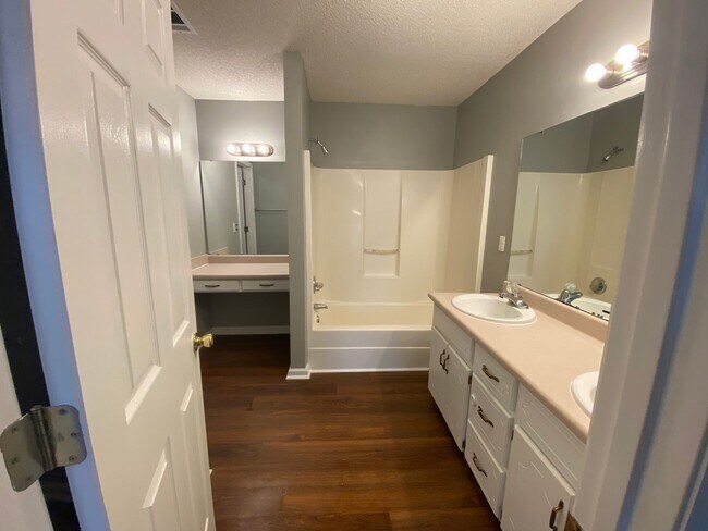 Building Photo - 3928 Laurelbrook Dr