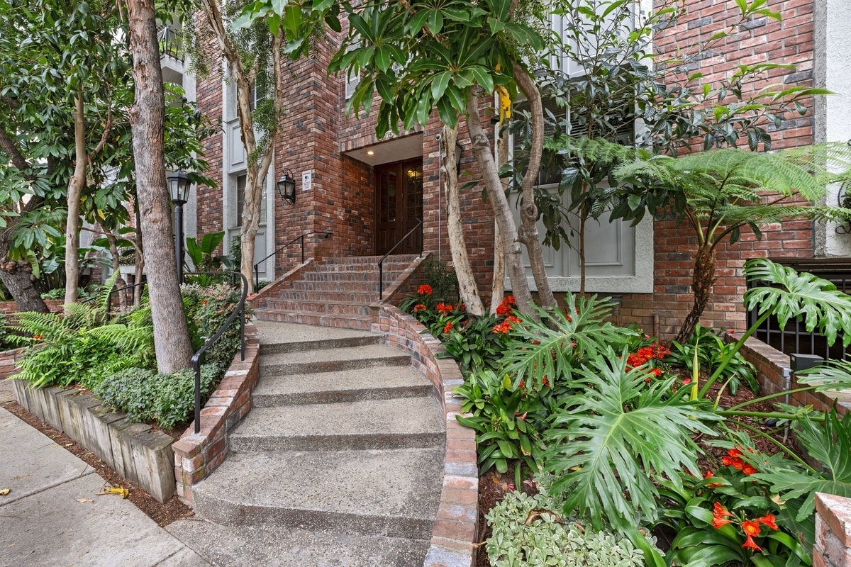 Primary Photo - 1375 Kelton Ave