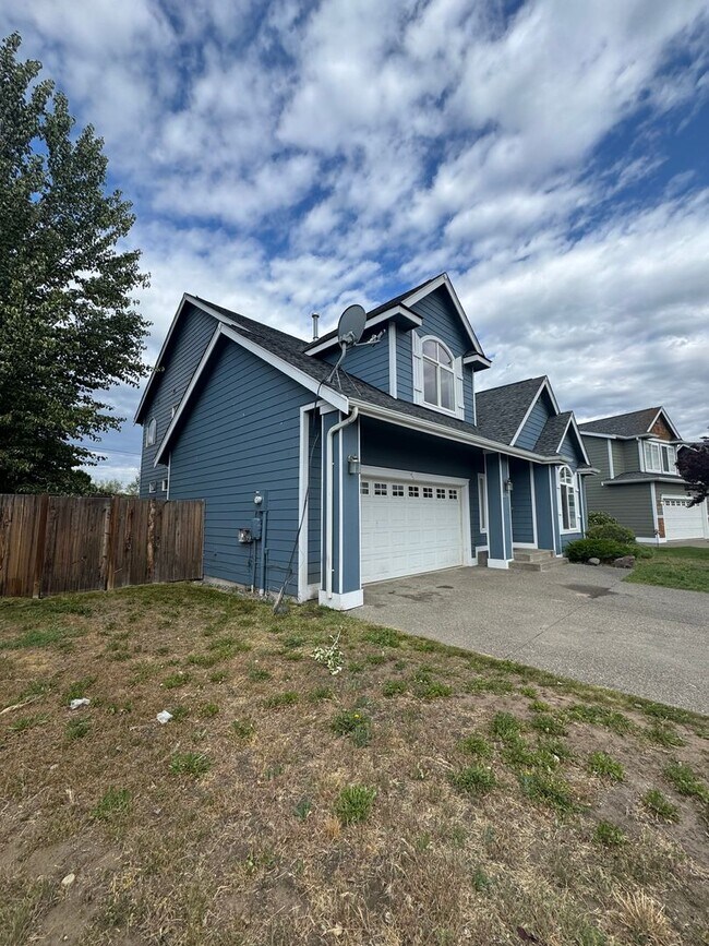 Building Photo - Large 4 Bed Rental in Established Neighbor...