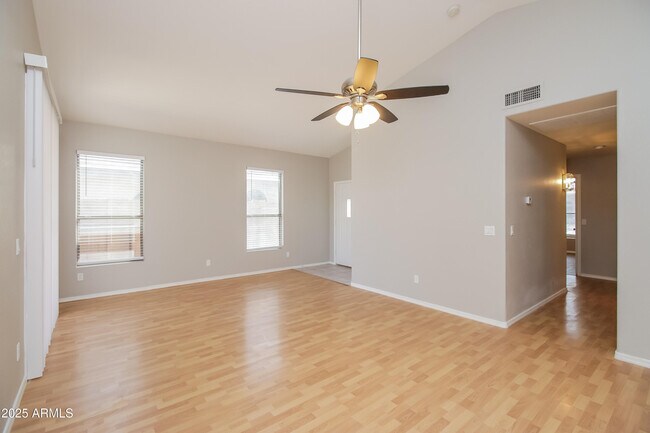 Building Photo - 588 E Devon Dr